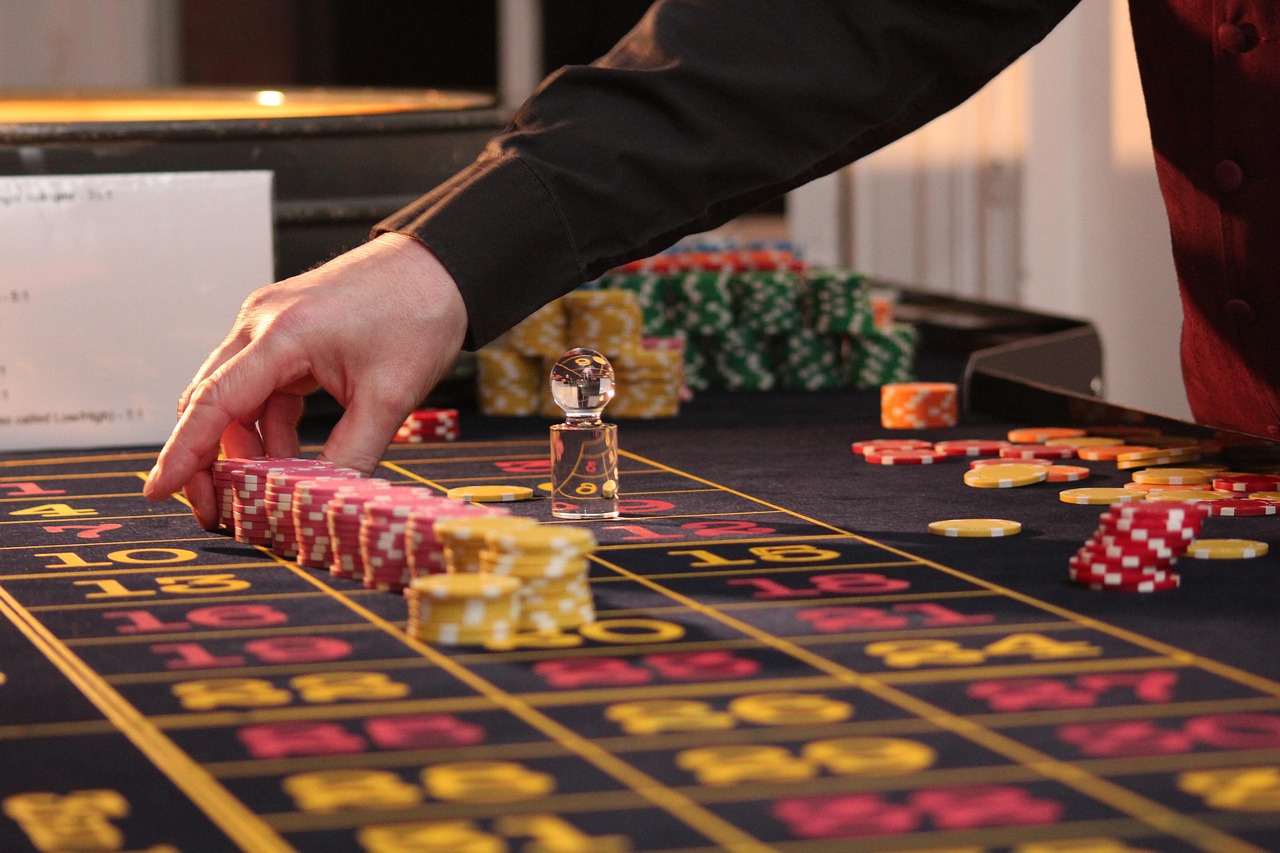 Croupier déplaçant des jetons sur une table de roulette