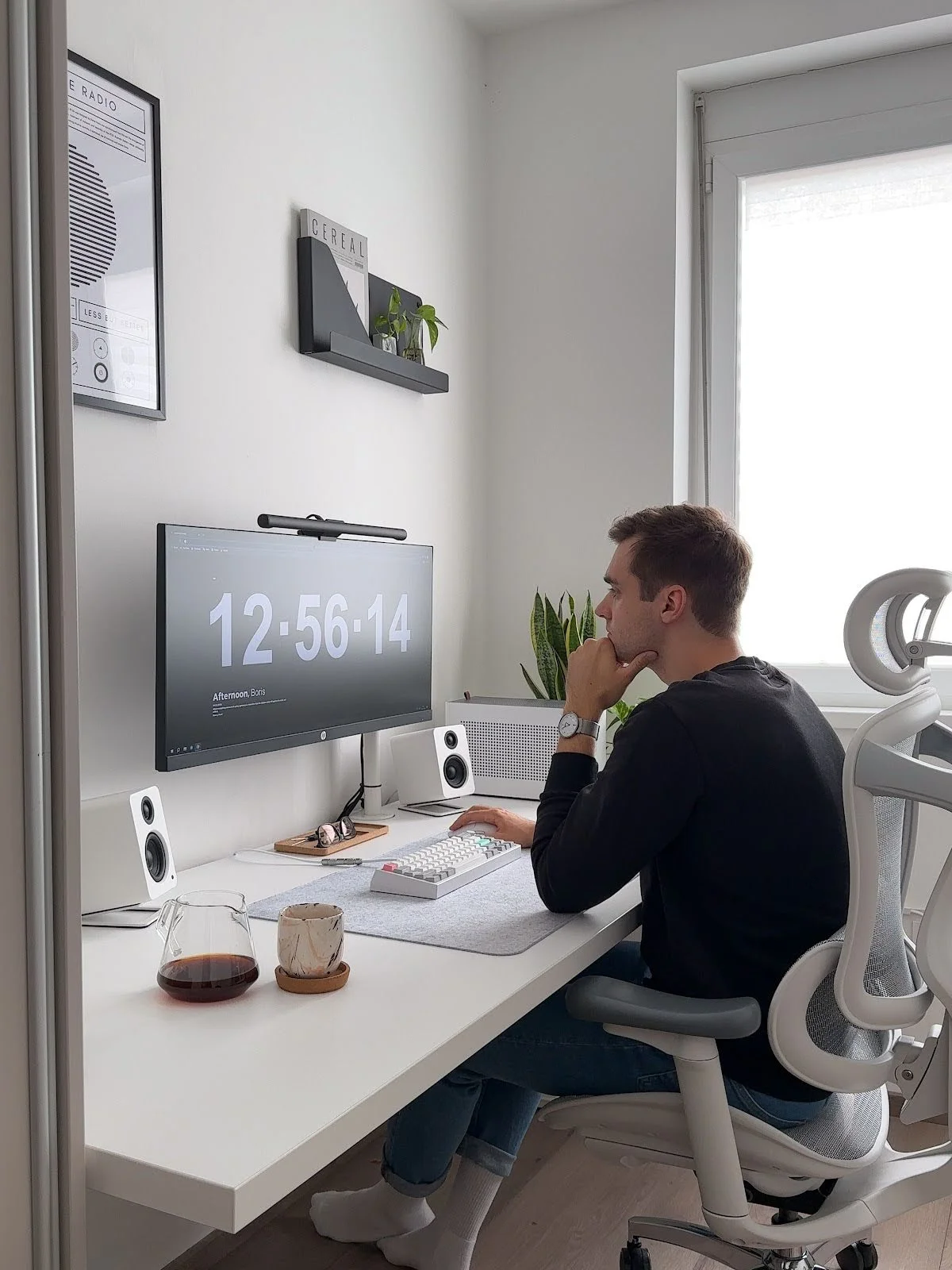 Télétravailleur assis devant un écran dans un bureau à domicile.