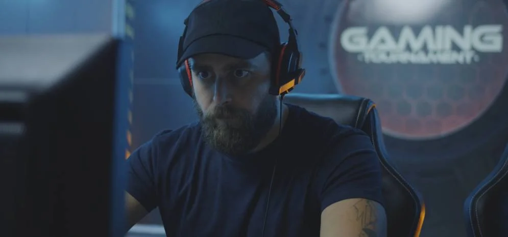 Joueur au casque devant une interface de serveur floutée.