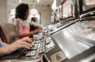 Personne jouant à une machine de jeu dans une salle éclairée