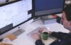 Utilisateur vérifiant une application sur un ordinateur Mac