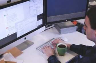 Utilisateur vérifiant une application sur un ordinateur Mac