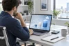 Un analyste observe une représentation abstraite de volumes de données sur un ordinateur portable.